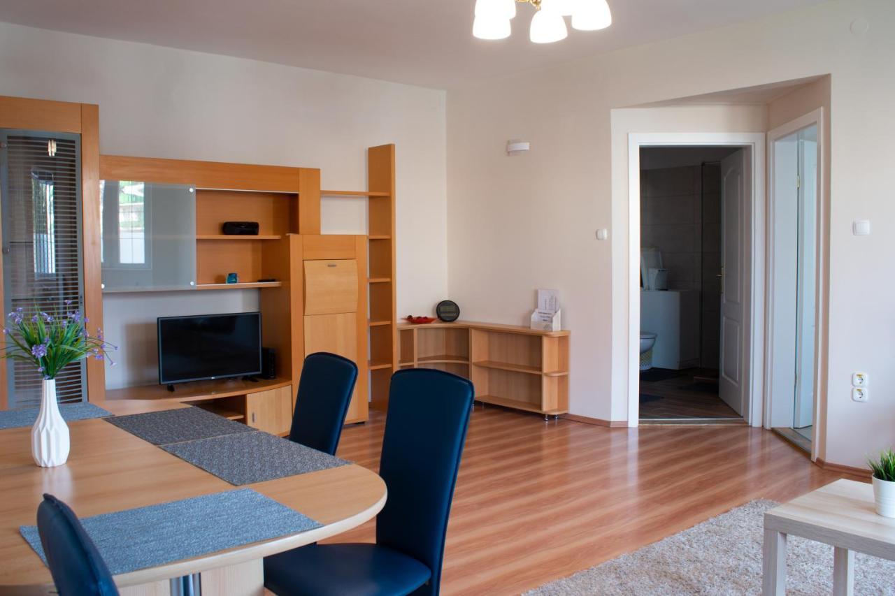 Titan Apartman Gyula Buitenkant foto