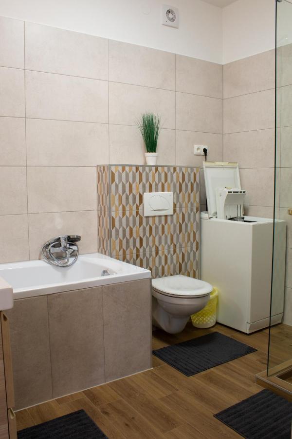 Titan Apartman Gyula Buitenkant foto