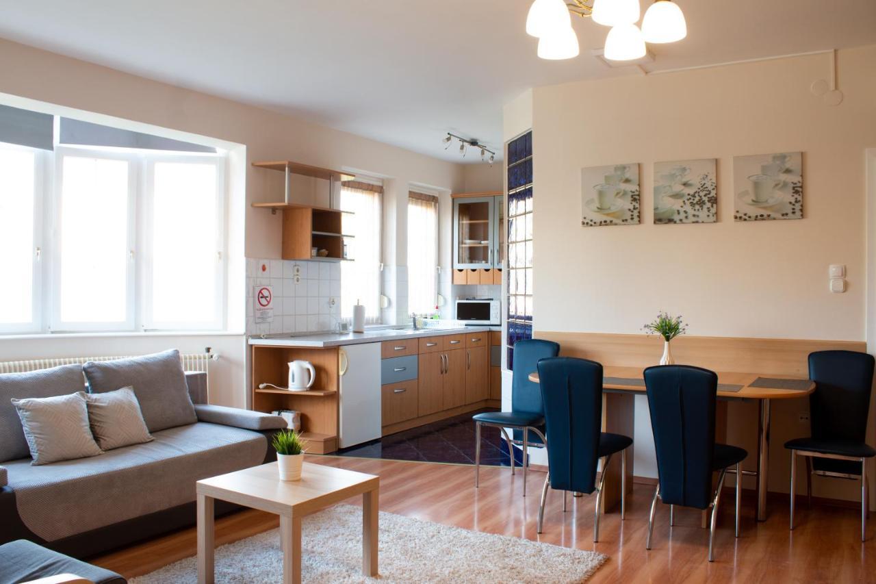 Titan Apartman Gyula Buitenkant foto