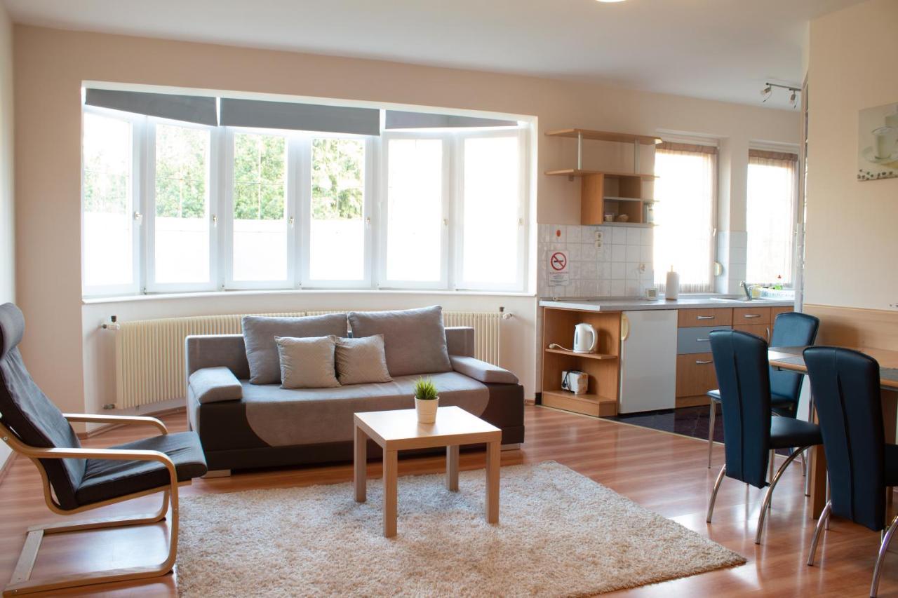 Titan Apartman Gyula Buitenkant foto