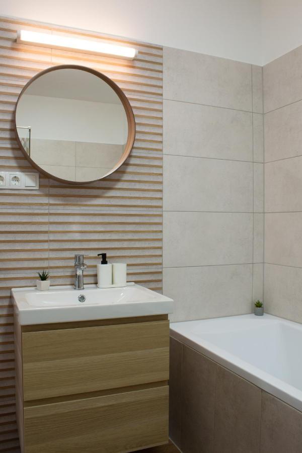 Titan Apartman Gyula Buitenkant foto
