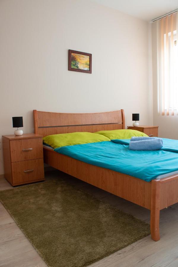 Titan Apartman Gyula Buitenkant foto