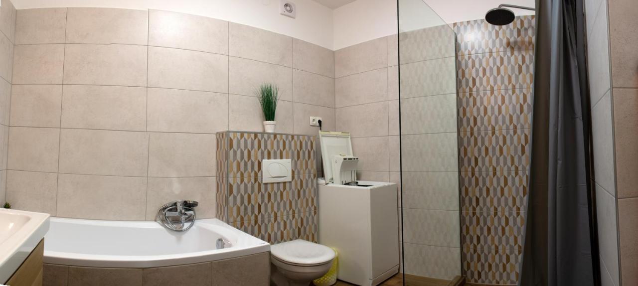 Titan Apartman Gyula Buitenkant foto