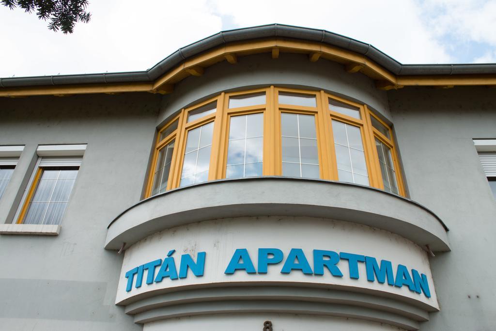 Titan Apartman Gyula Buitenkant foto