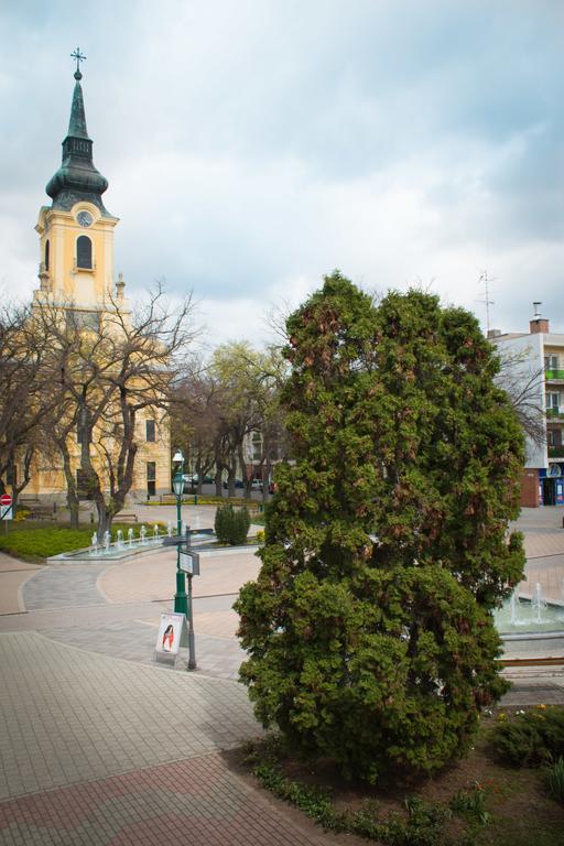 Titan Apartman Gyula Buitenkant foto