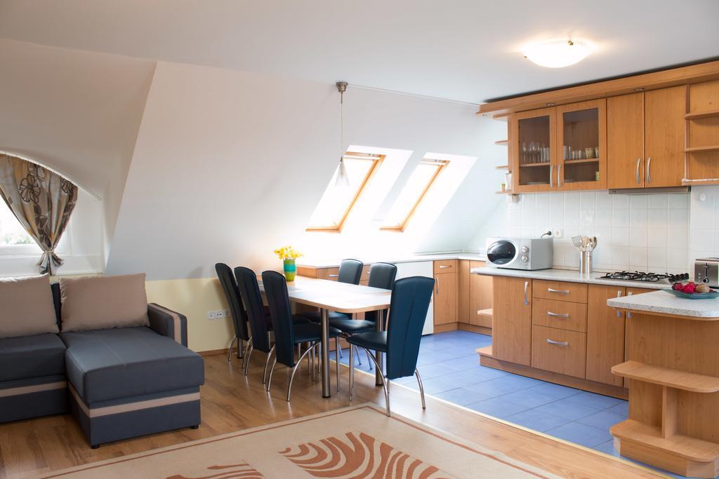 Titan Apartman Gyula Buitenkant foto