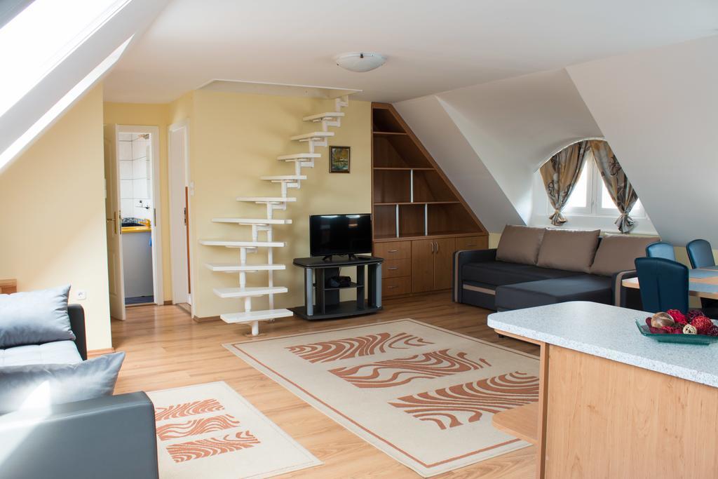 Titan Apartman Gyula Buitenkant foto