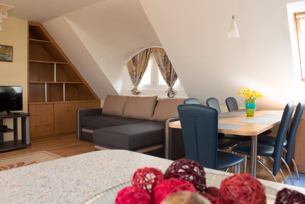 Titan Apartman Gyula Buitenkant foto